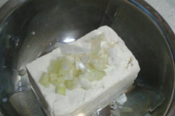 松花肠拌豆腐的做法图解2