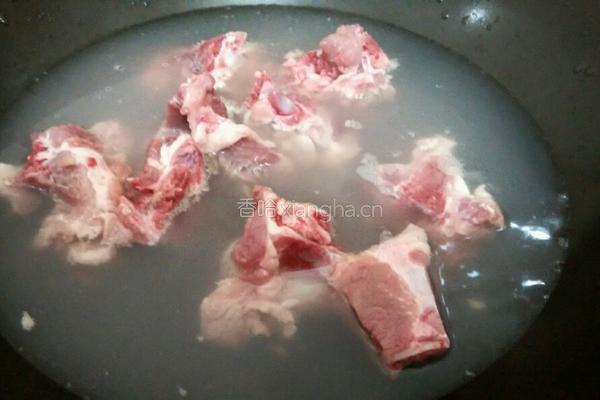 去湿良品莲藕海带淮山鱿鱼汤的做法图解1
