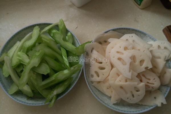 西芹炝藕的做法图解1