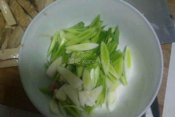 胡萝卜炒豆干的做法图解1