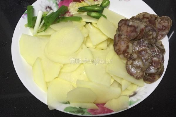土豆片炒腊肠的做法图解2
