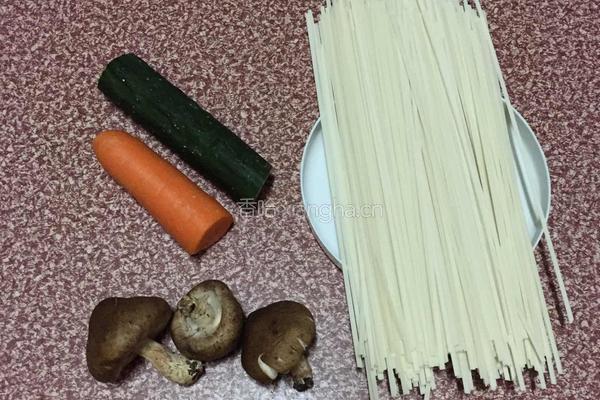 香菇蚝油拌面的做法图解1