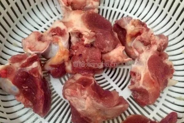胡萝卜筒骨汤的做法图解1