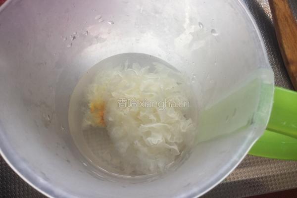 冰糖银耳苹果羹的做法图解1