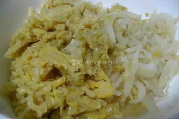 酸菜炖豆腐的做法图解1