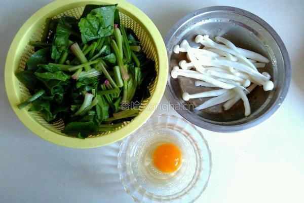菠菜海鲜菇蛋花汤的做法图解1