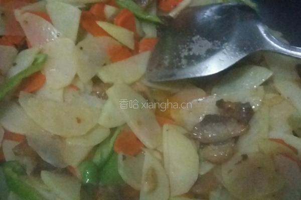 土豆片炒腊肉的做法图解5