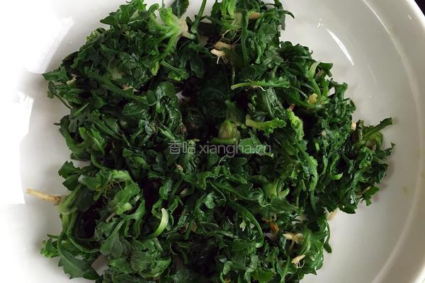 荠菜虾仁豆腐汤的做法图解2