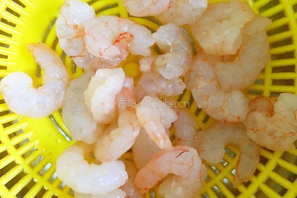 荠菜虾仁豆腐汤的做法图解3