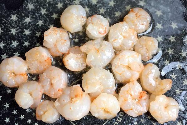 荠菜虾仁豆腐汤的做法图解5