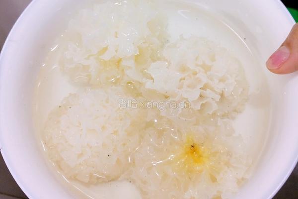 银耳红枣莲子汤的做法图解2