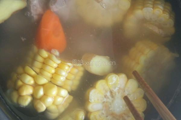 简易电饭煲胡萝卜玉米排骨汤的做法图解5
