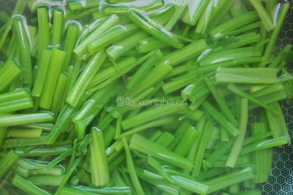 白果炒芹菜的做法图解2
