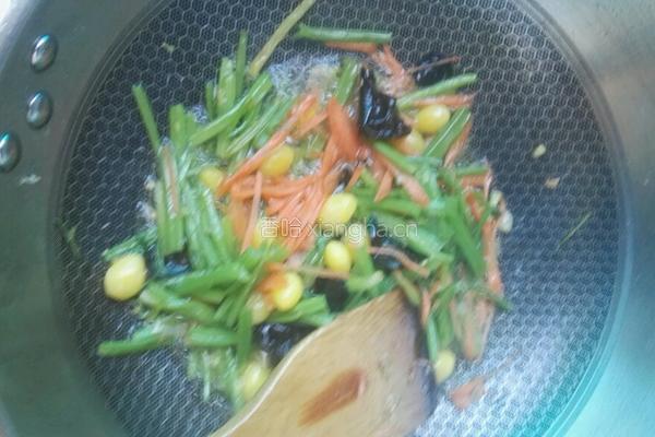 白果炒芹菜的做法图解5