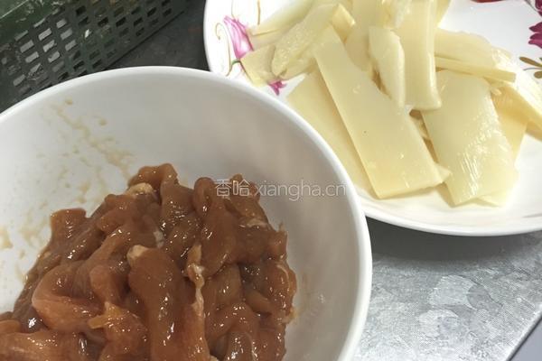 耗油鸡肉炒笋片的做法图解1