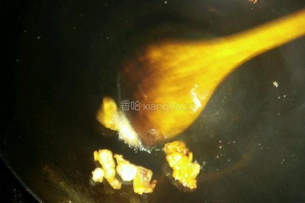 回锅肉炒四季豆的做法图解3
