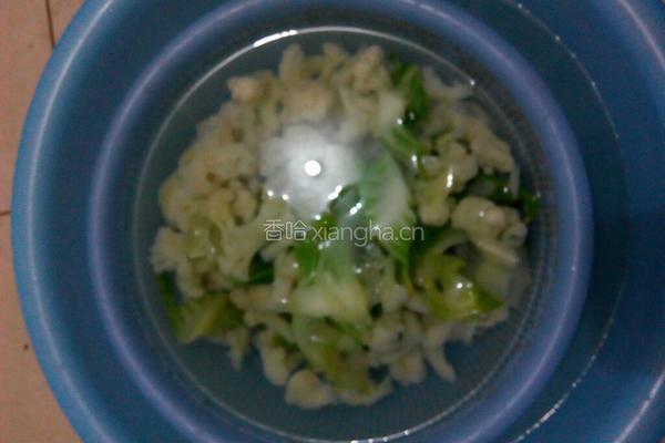 花菜炒鸡胸肉的做法图解3