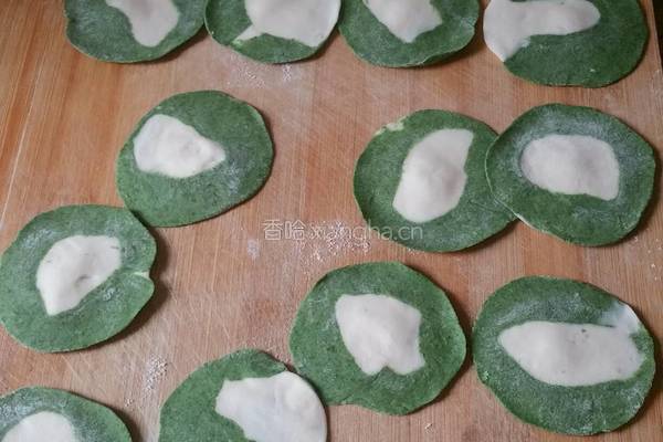双色香芹饺子的做法图解3