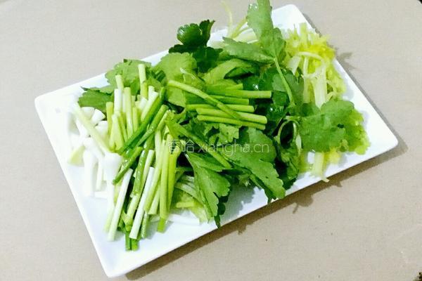 香芹蒜苗炒肉的做法图解1