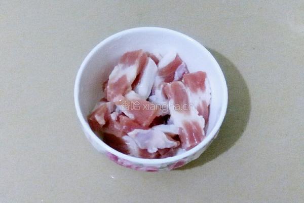 香芹蒜苗炒肉的做法图解2