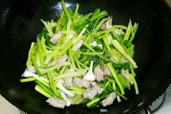 香芹蒜苗炒肉的做法图解4