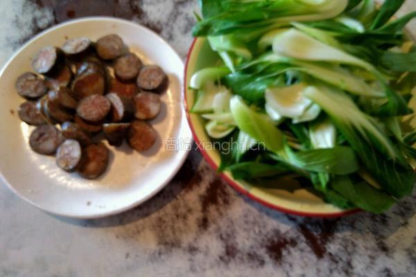 油菜炒腊肠的做法图解1