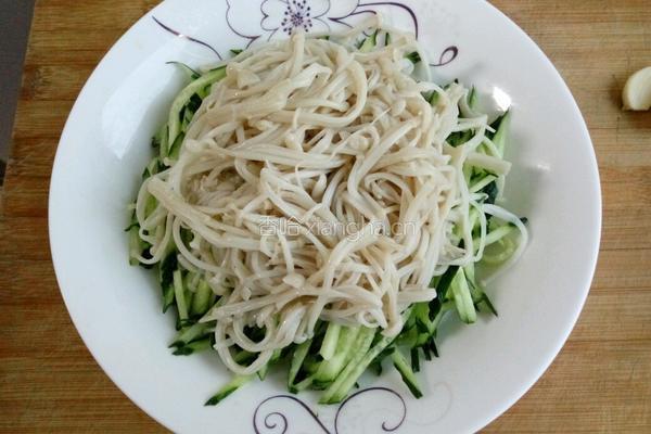 黄瓜金针菇的做法图解4