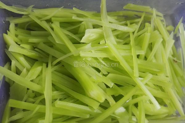 生抽腌莴笋的做法图解1