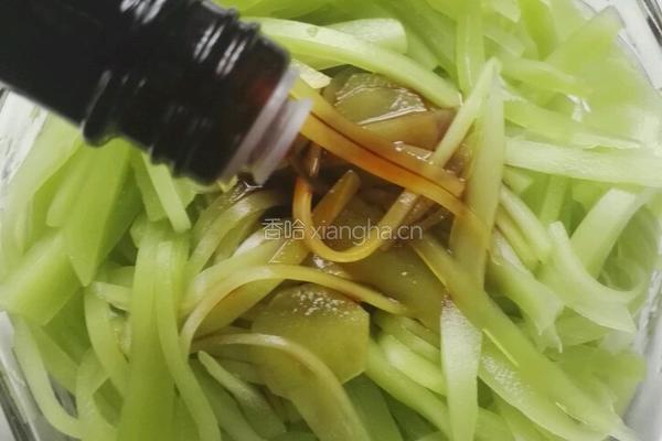 生抽腌莴笋的做法图解3
