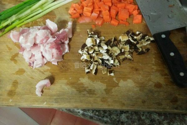 三层肉咸干饭香菇的做法图解1