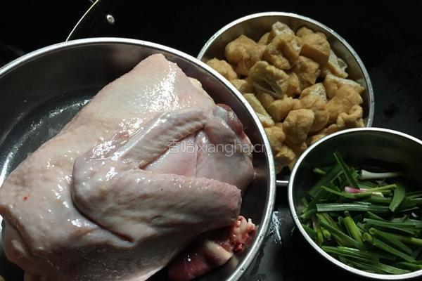 油豆腐炒鸭肉的做法图解1