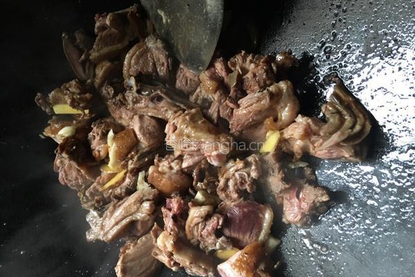 油豆腐炒鸭肉的做法图解3
