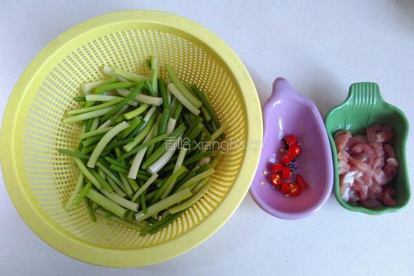 蒜苗炒肉丝的做法图解1