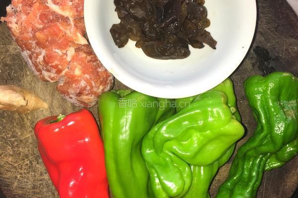 青椒炒肉丝的做法图解1
