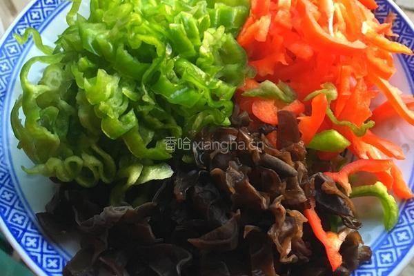 青椒炒肉丝的做法图解3