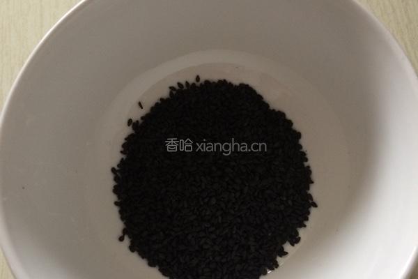 黑芝麻核桃粥的做法图解2