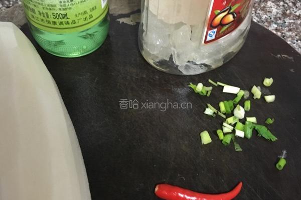 糖醋爽口萝卜条的做法图解1