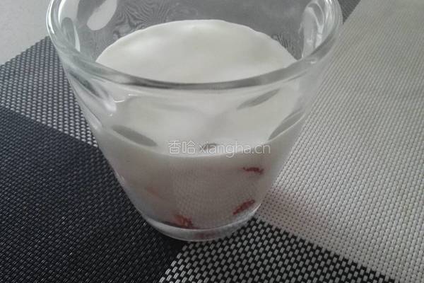 草莓酸奶盆栽的做法图解3