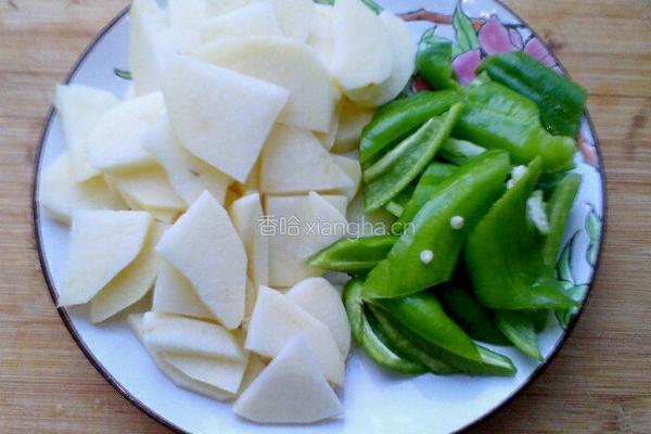 干锅土豆片的做法图解1