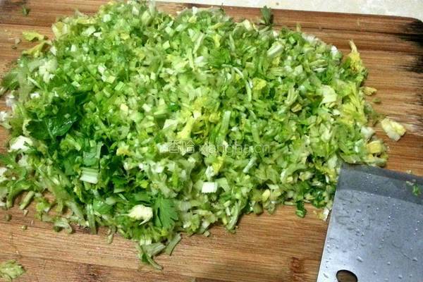 芹菜肉馅饺子的做法图解2