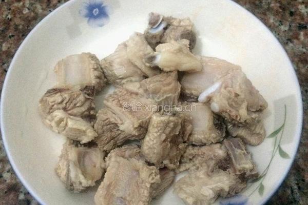 胡萝卜排骨汤的做法图解1