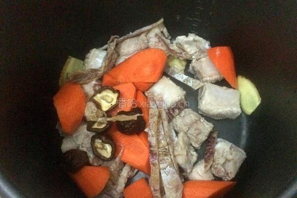 胡萝卜排骨汤的做法图解4
