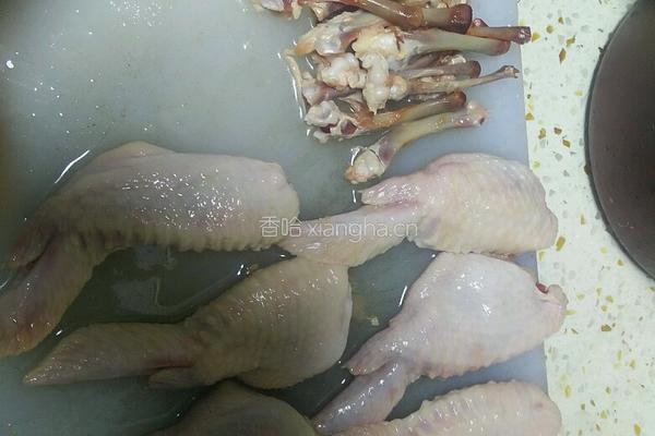 脱骨鸡翅包饭的做法图解1