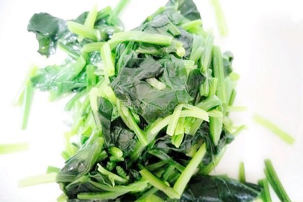 凉拌菠菜花生米的做法图解2