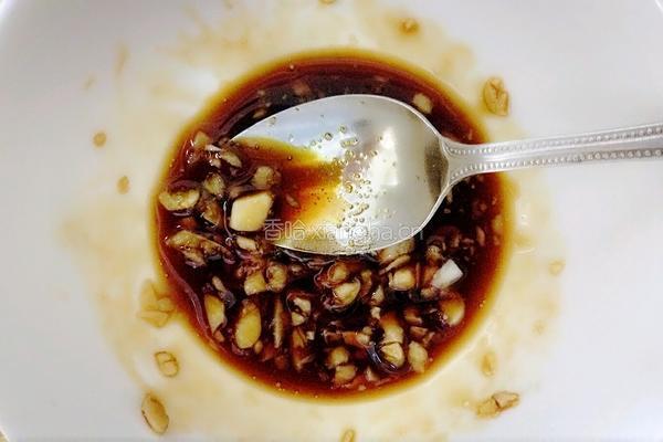 凉拌菠菜花生米的做法图解3