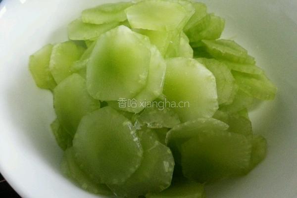 莴笋鱼片汤的做法图解1