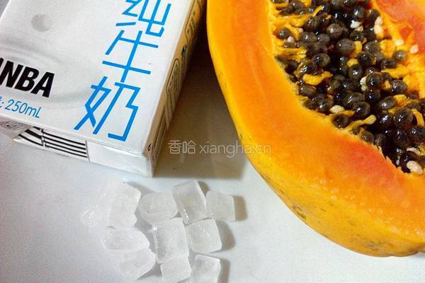 牛奶炖木瓜的做法图解1