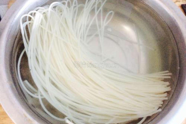凉拌桂林米粉的做法图解1