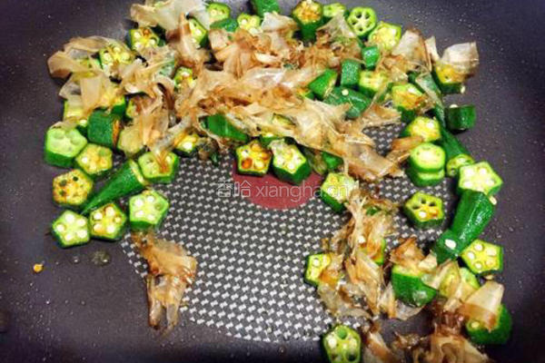 粥边菜之秋葵木鱼花的做法图解3