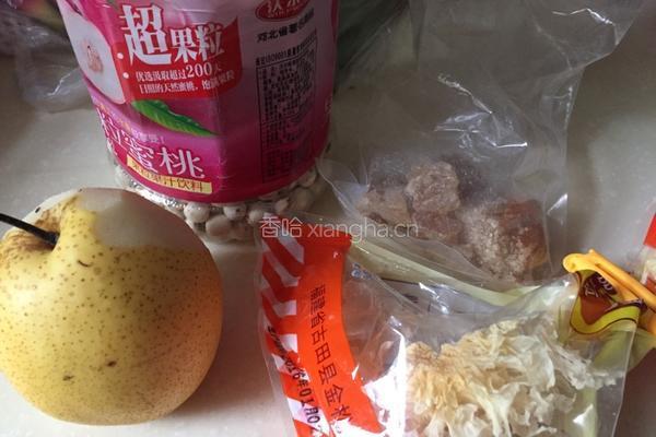 银耳莲子羹的做法图解1